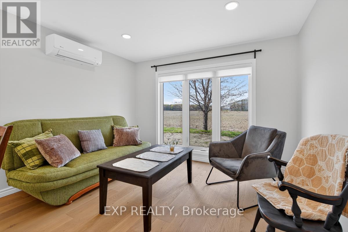 37008 Third Line, Southwold, ON - Indoor Photo Showing Living Room
