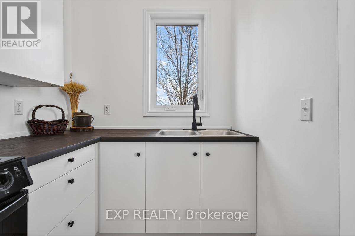 37008 Third Line, Southwold, ON - Indoor Photo Showing Kitchen With Double Sink