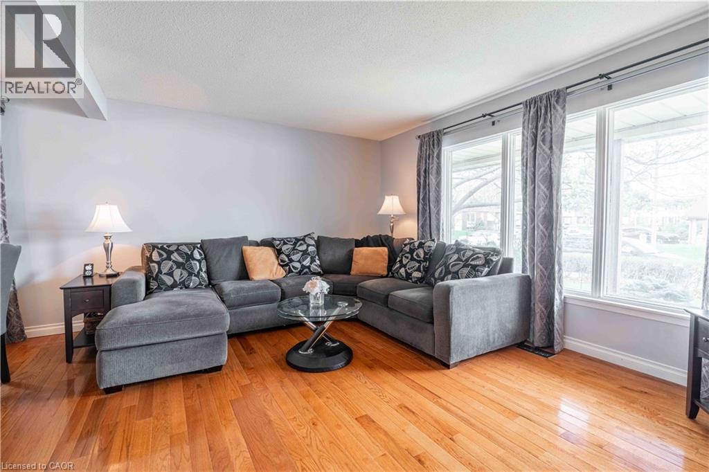 519 Brigadoon Drive, Hamilton, ON - Indoor Photo Showing Living Room
