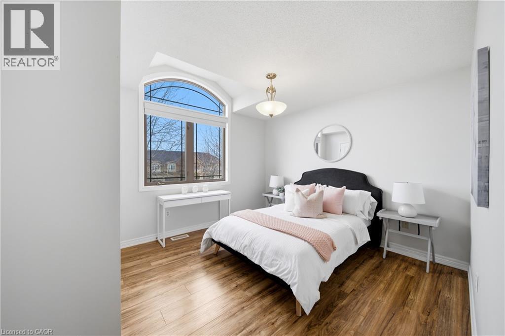 189 Cloverleaf Drive, Ancaster, ON - Indoor Photo Showing Bedroom