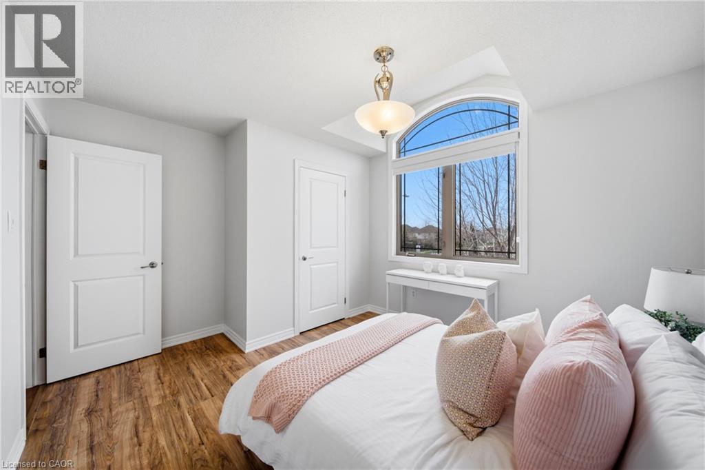 189 Cloverleaf Drive, Ancaster, ON - Indoor Photo Showing Bedroom