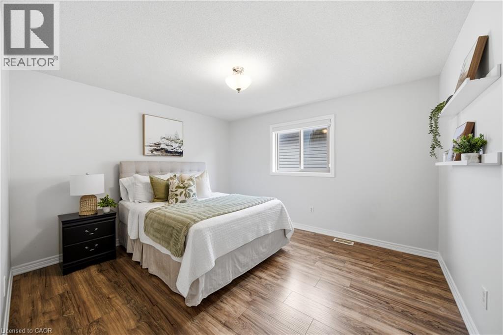 189 Cloverleaf Drive, Ancaster, ON - Indoor Photo Showing Bedroom