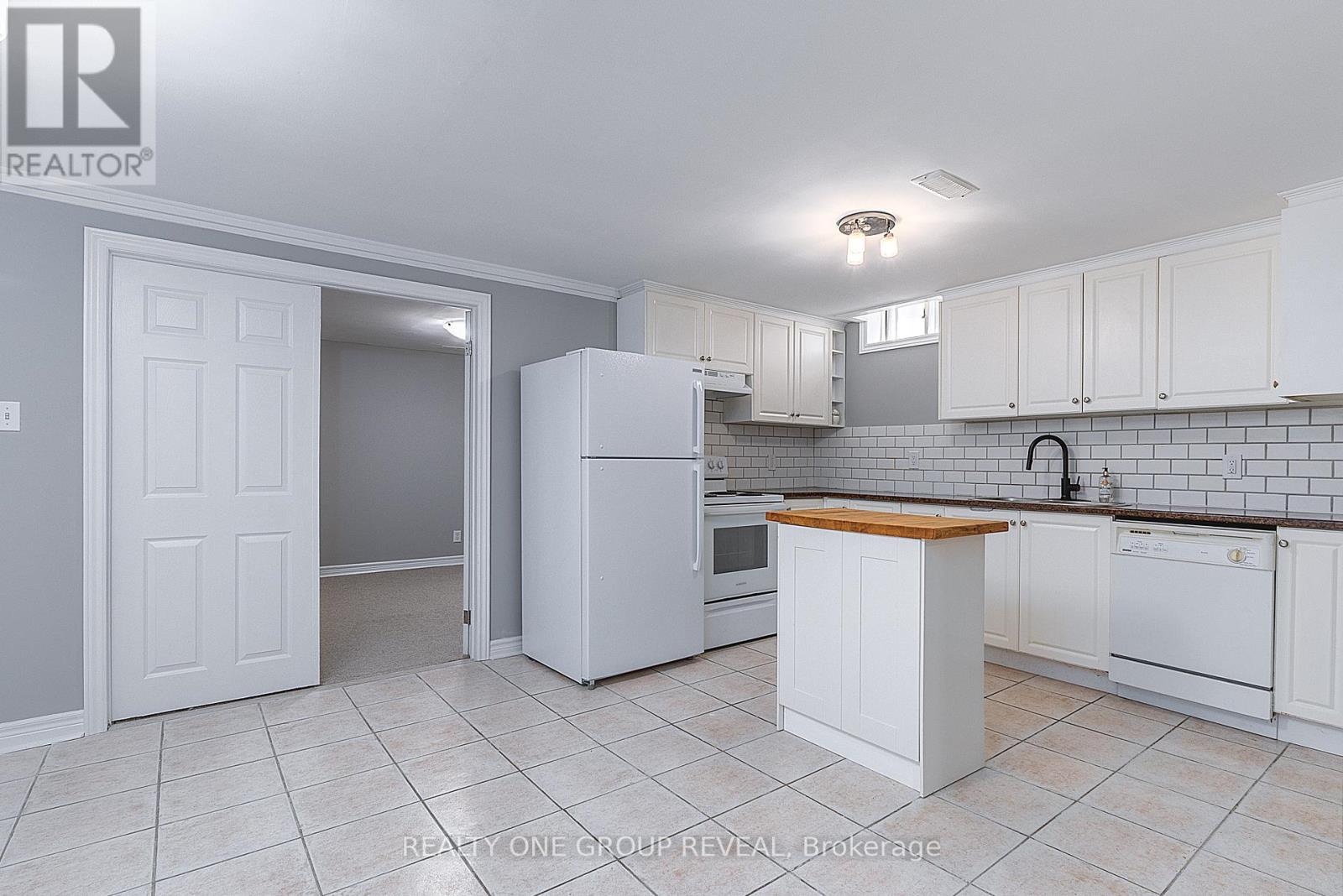 48 Patrick Drive, Whitby, ON - Indoor Photo Showing Kitchen