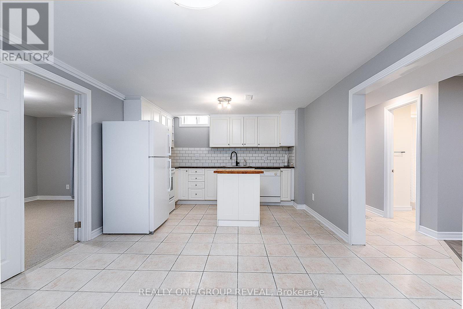 48 Patrick Drive, Whitby, ON - Indoor Photo Showing Kitchen