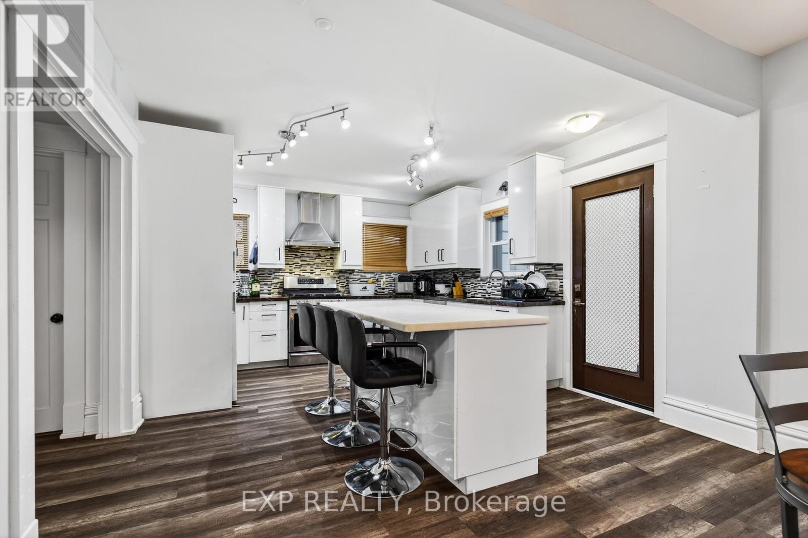 316 North Shore Boulevard W, Burlington, ON - Indoor