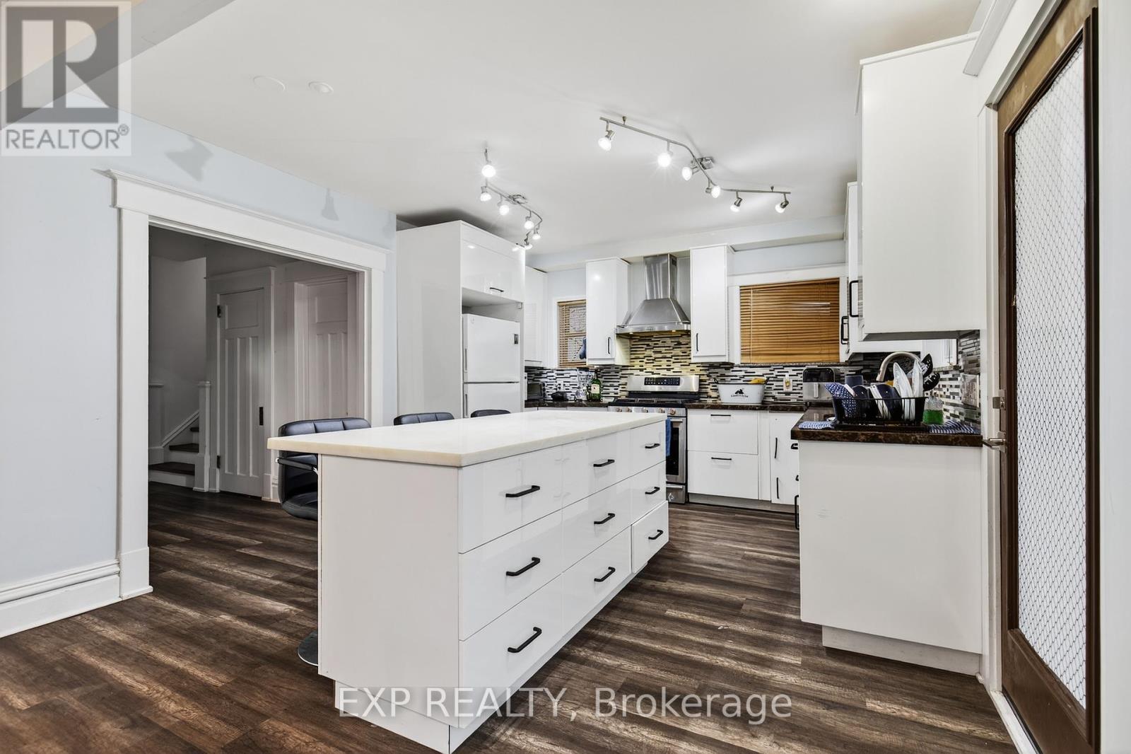 316 North Shore Boulevard W, Burlington, ON - Indoor Photo Showing Kitchen With Upgraded Kitchen