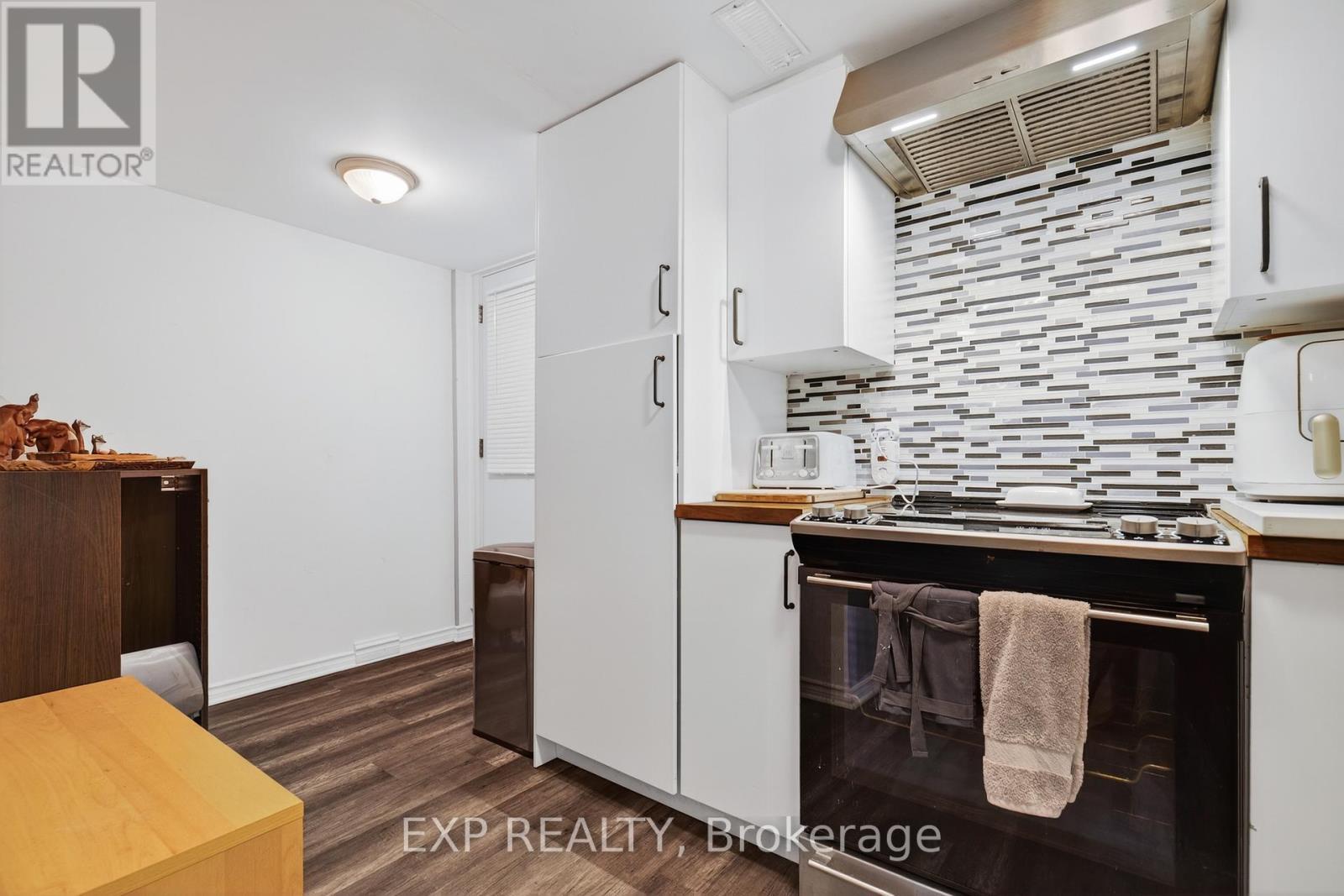 316 North Shore Boulevard W, Burlington, ON - Indoor