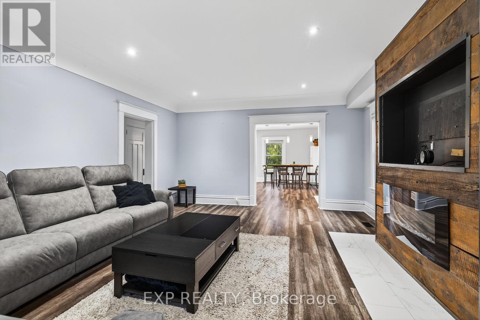316 North Shore Boulevard W, Burlington, ON - Indoor Photo Showing Living Room With Fireplace