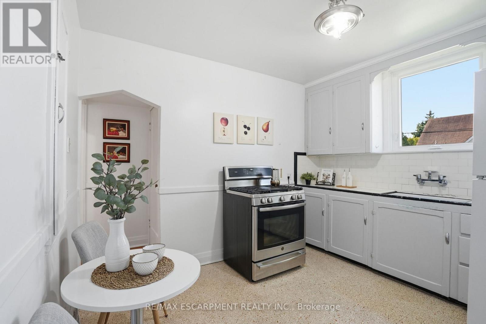 123 Longwood Road N, Hamilton, ON - Indoor Photo Showing Kitchen