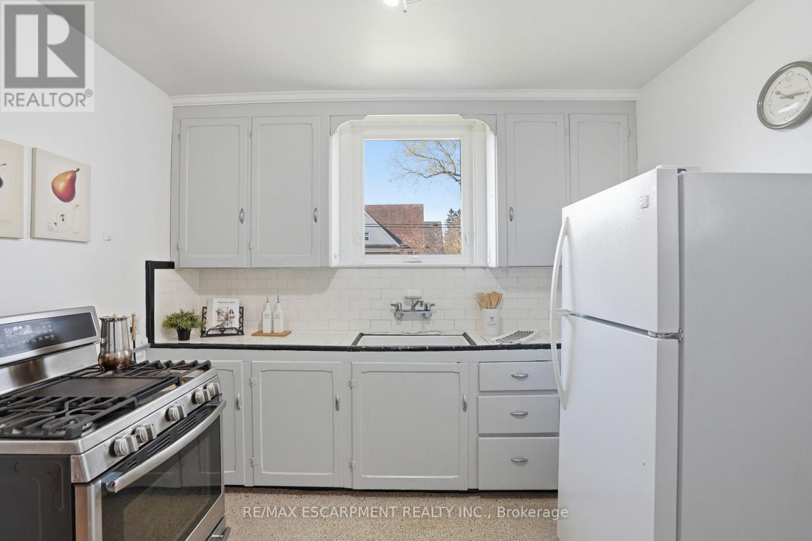 123 Longwood Road N, Hamilton, ON - Indoor Photo Showing Kitchen