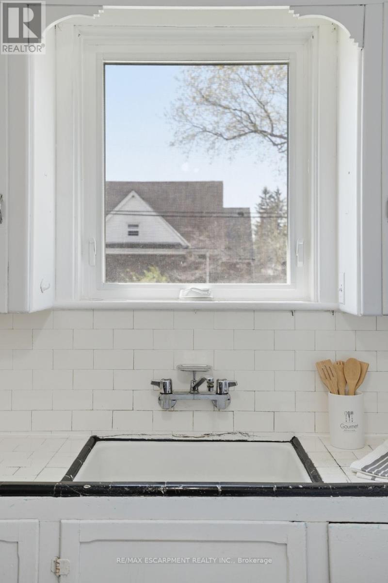 123 Longwood Road N, Hamilton, ON - Indoor Photo Showing Kitchen