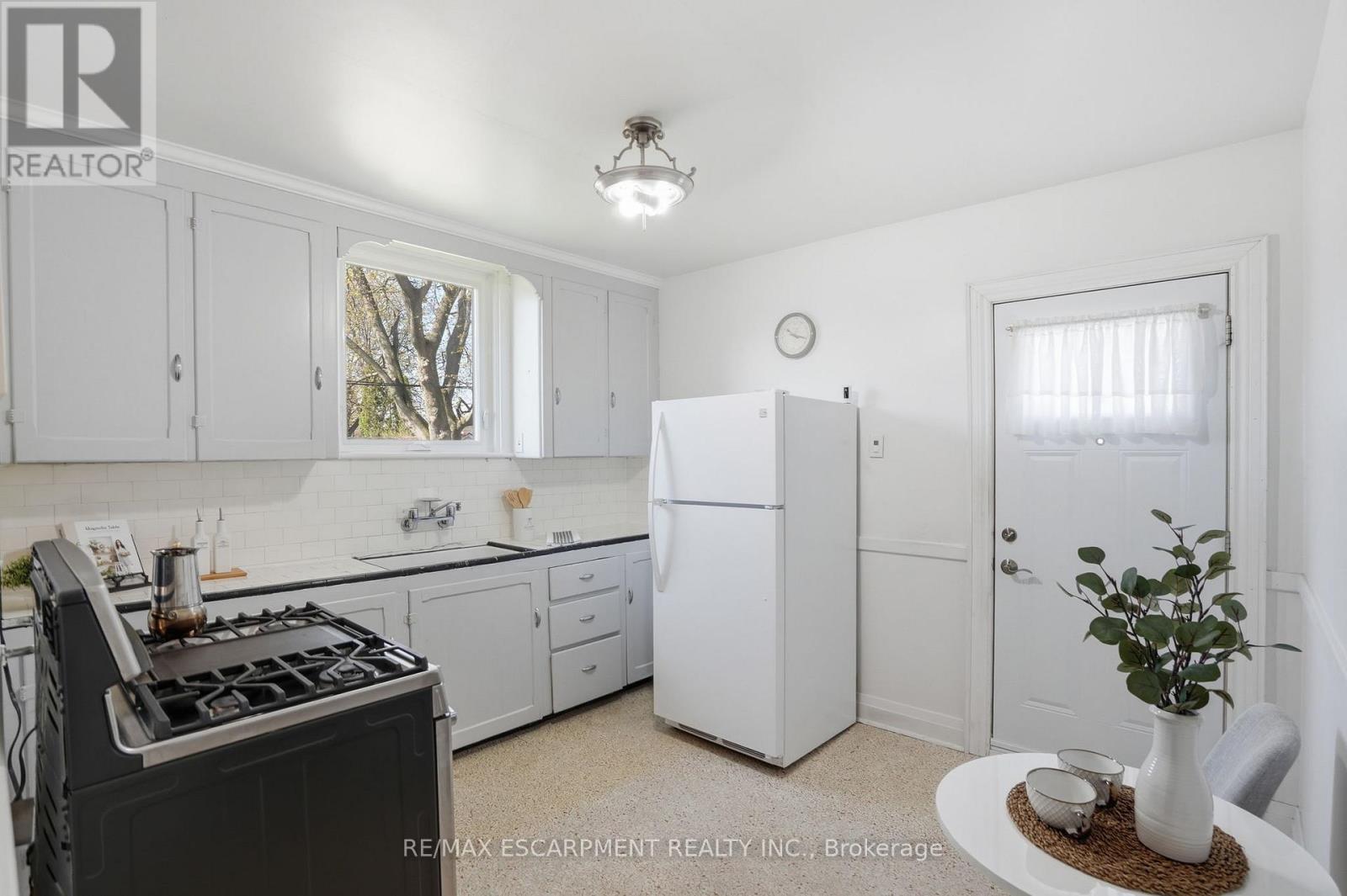 123 Longwood Road N, Hamilton, ON - Indoor Photo Showing Kitchen