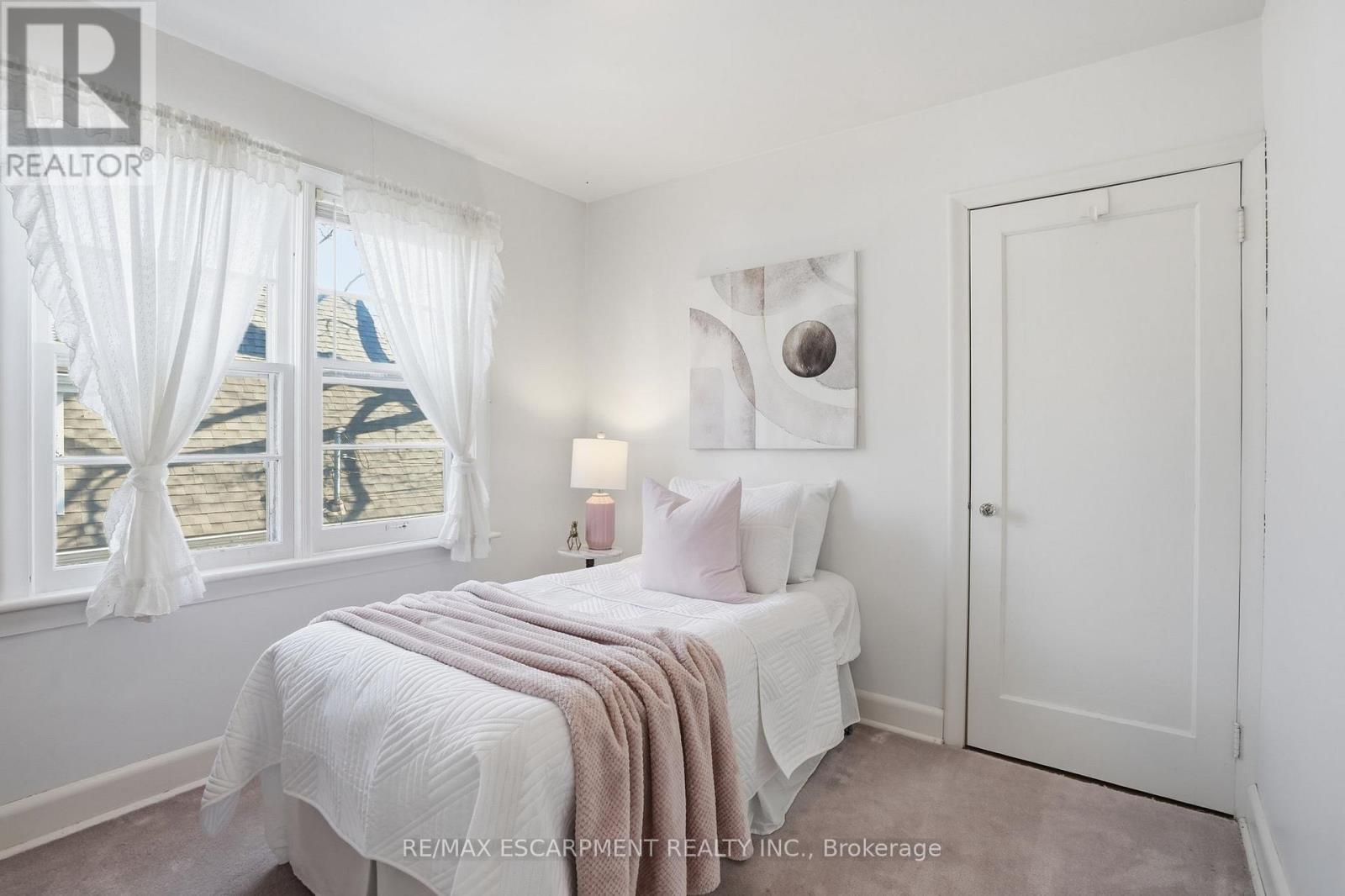 123 Longwood Road N, Hamilton, ON - Indoor Photo Showing Bedroom