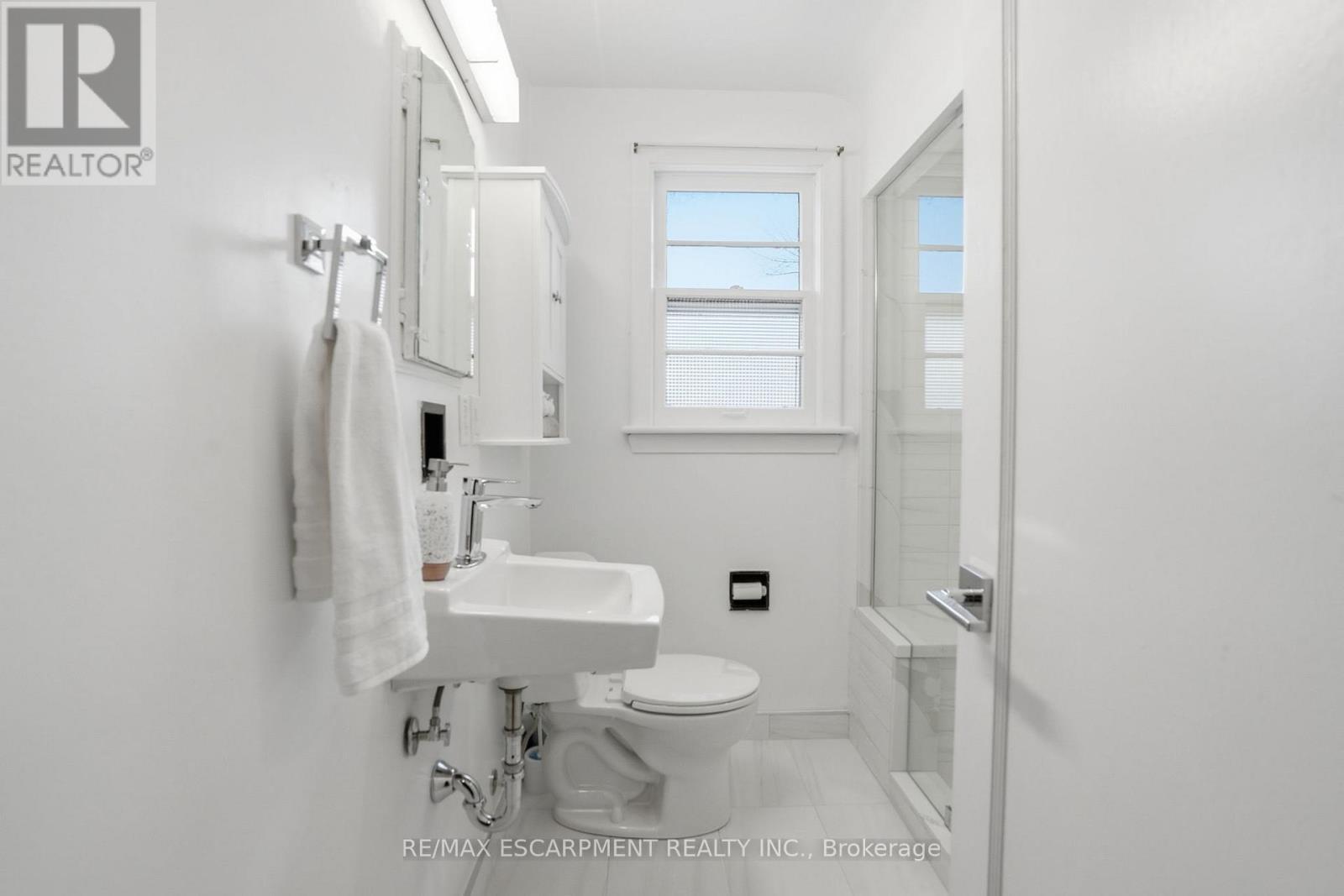 123 Longwood Road N, Hamilton, ON - Indoor Photo Showing Bathroom