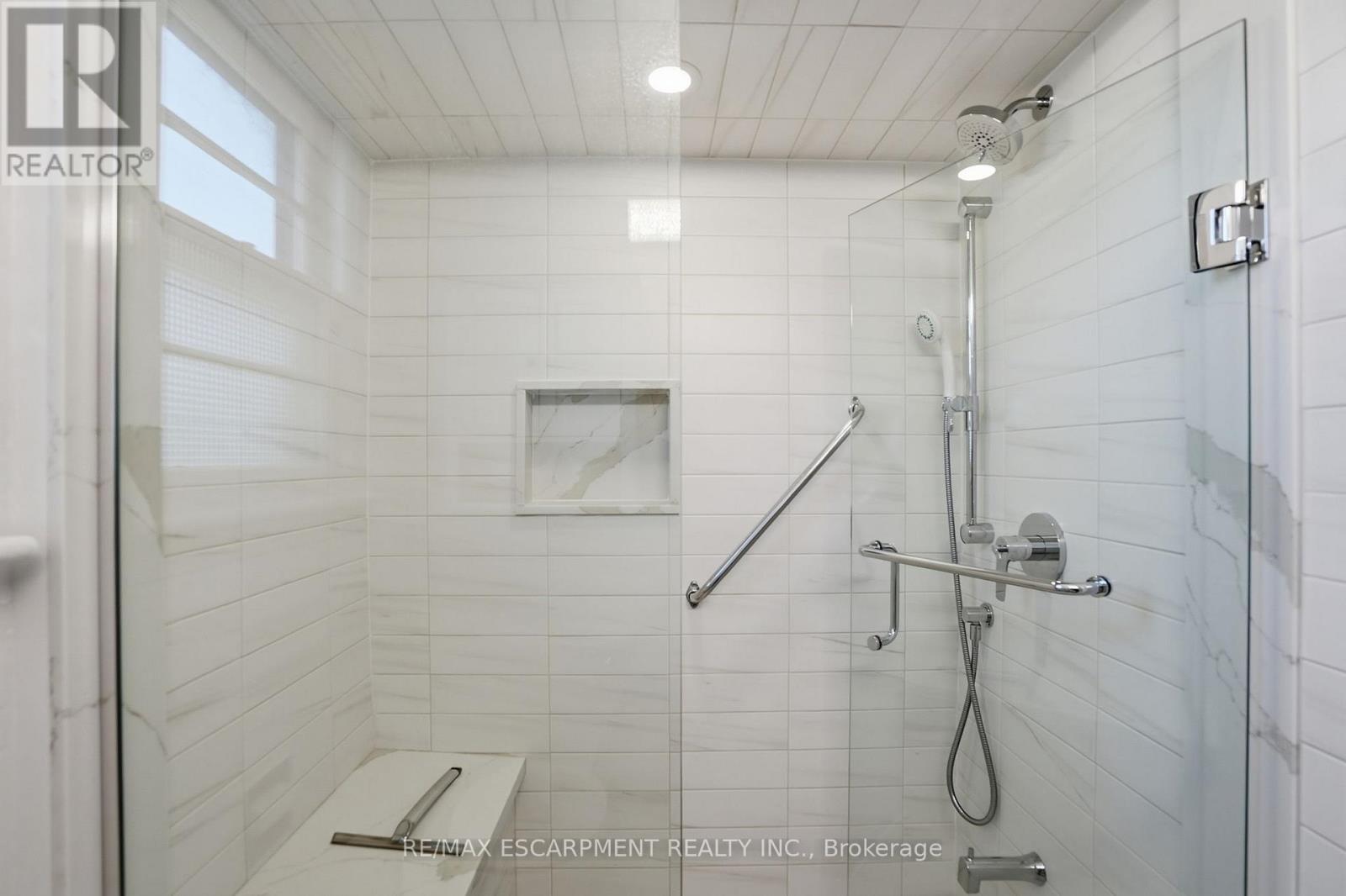 123 Longwood Road N, Hamilton, ON - Indoor Photo Showing Bathroom