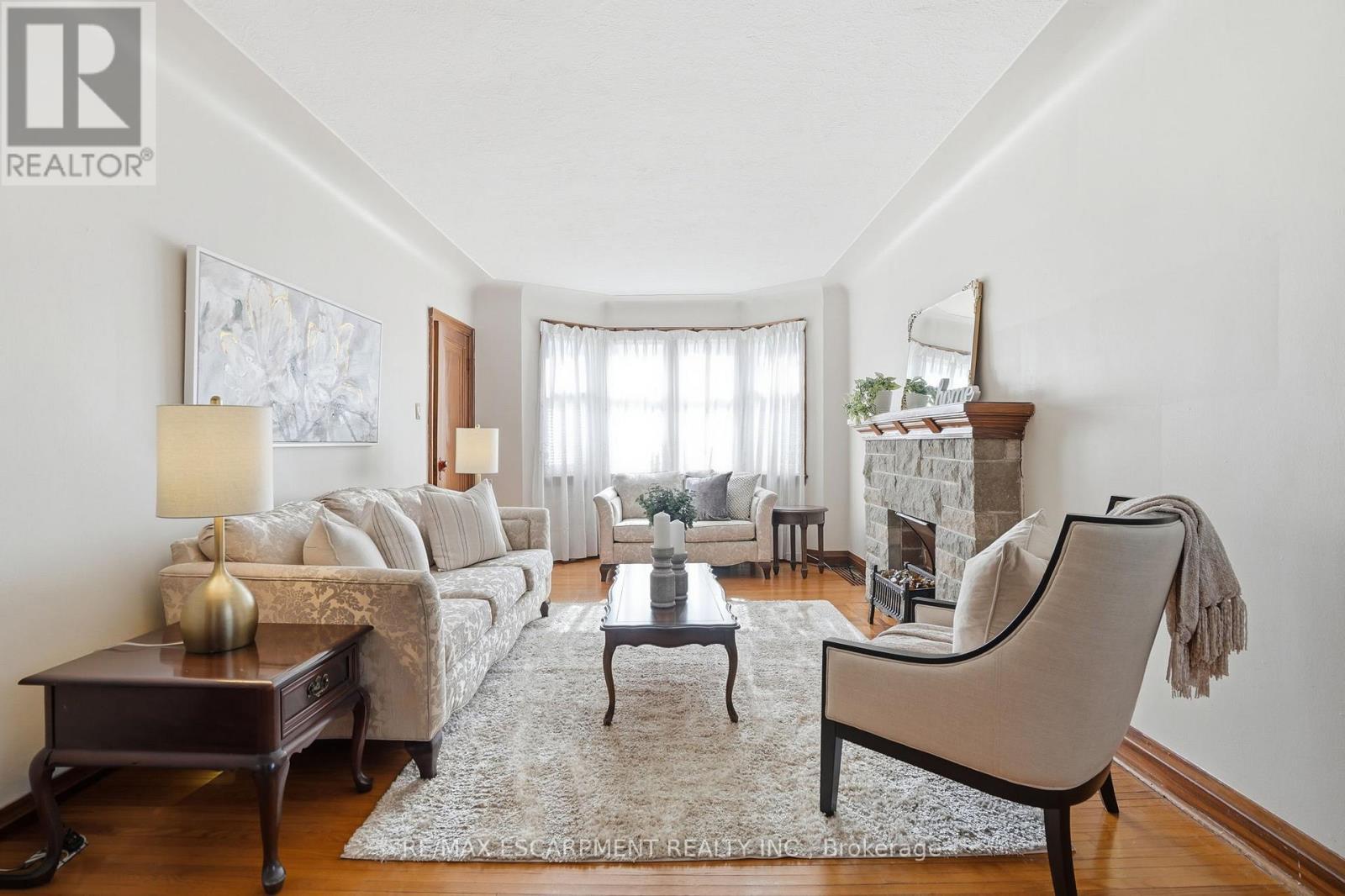123 Longwood Road N, Hamilton, ON - Indoor Photo Showing Living Room