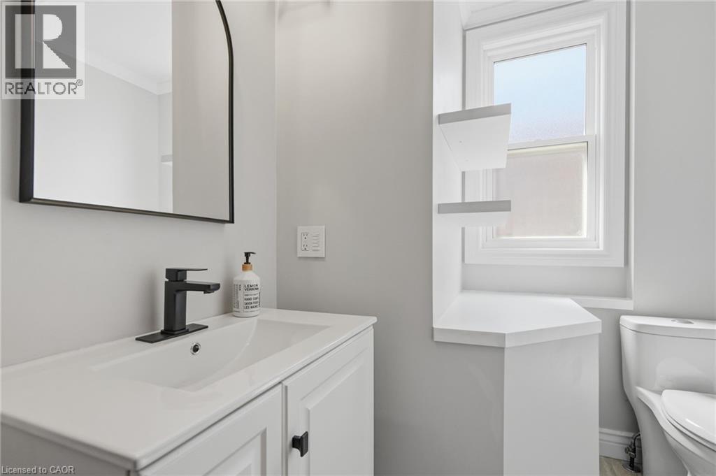 Four piece bathroom - 78 Glendale Avenue N, Hamilton, ON - Indoor Photo Showing Bathroom
