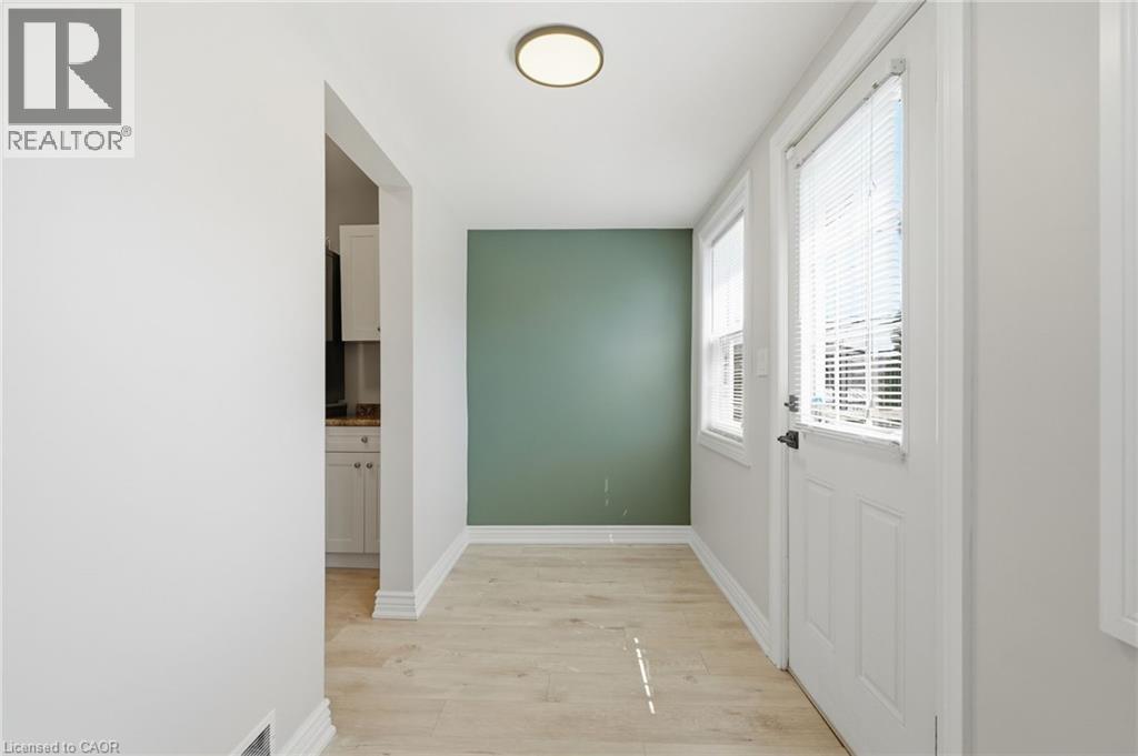 Sunroom room with access to yard - 78 Glendale Avenue N, Hamilton, ON - Indoor Photo Showing Other Room