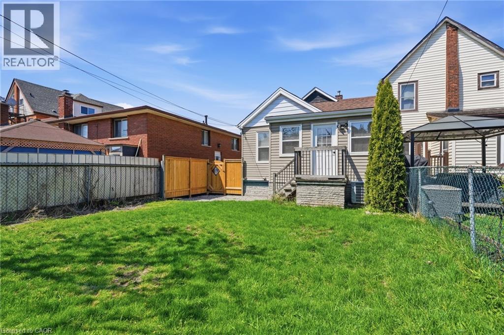 Lots of yard for play - 78 Glendale Avenue N, Hamilton, ON - Outdoor