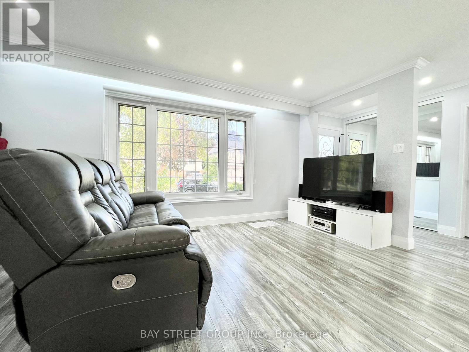 93 Parkway Avenue, Markham, ON - Indoor Photo Showing Living Room