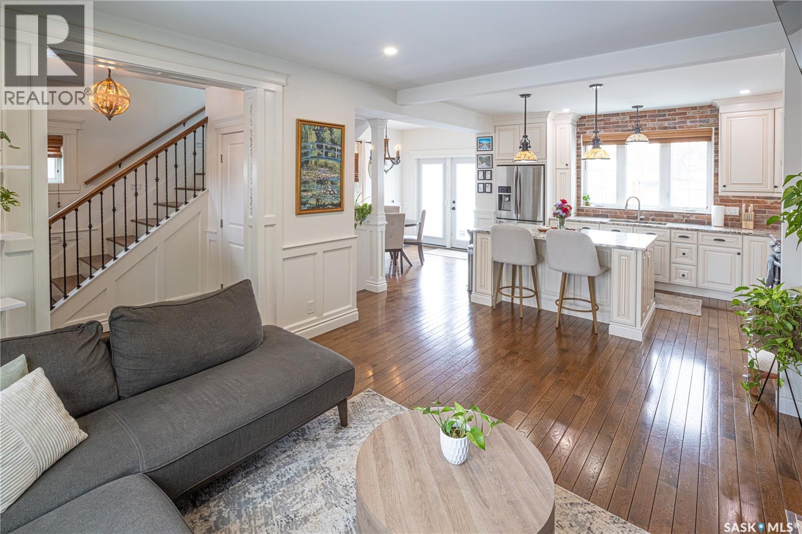 832 Algoma Avenue, Moose Jaw, SK - Indoor Photo Showing Living Room