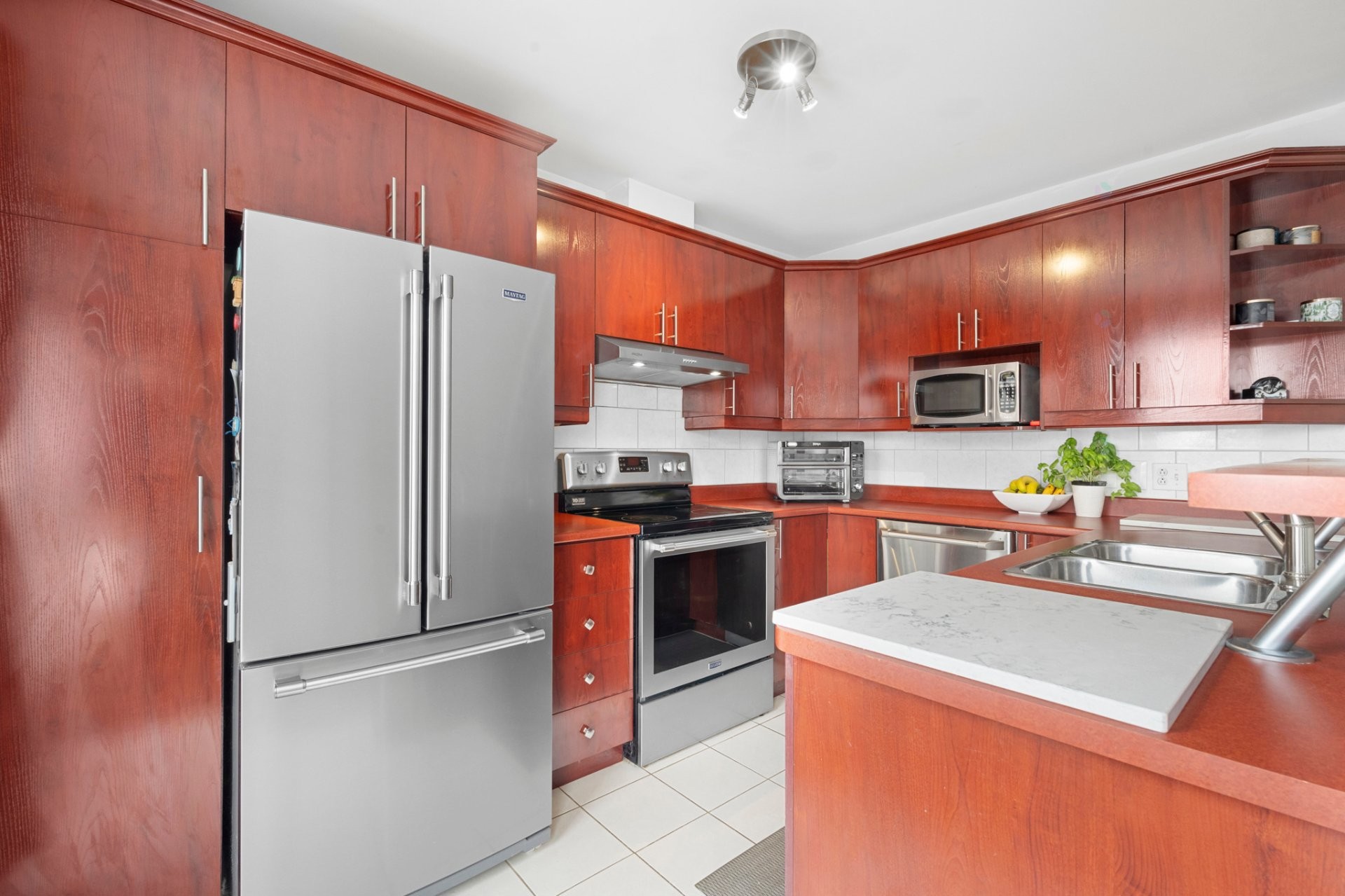 Cuisine - 1022 Mtée Masson, Laval (Saint-Vincent-De-Paul), QC - Indoor Photo Showing Kitchen With Double Sink