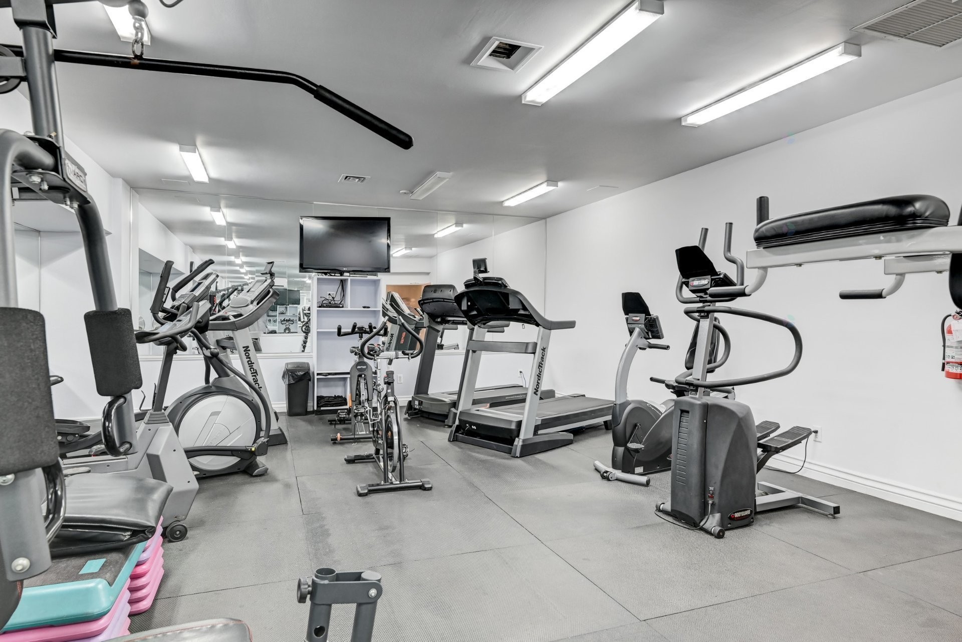 Exercise Room - 505-5350 Av. Macdonald, Côte-Saint-Luc, QC - Indoor Photo Showing Gym Room