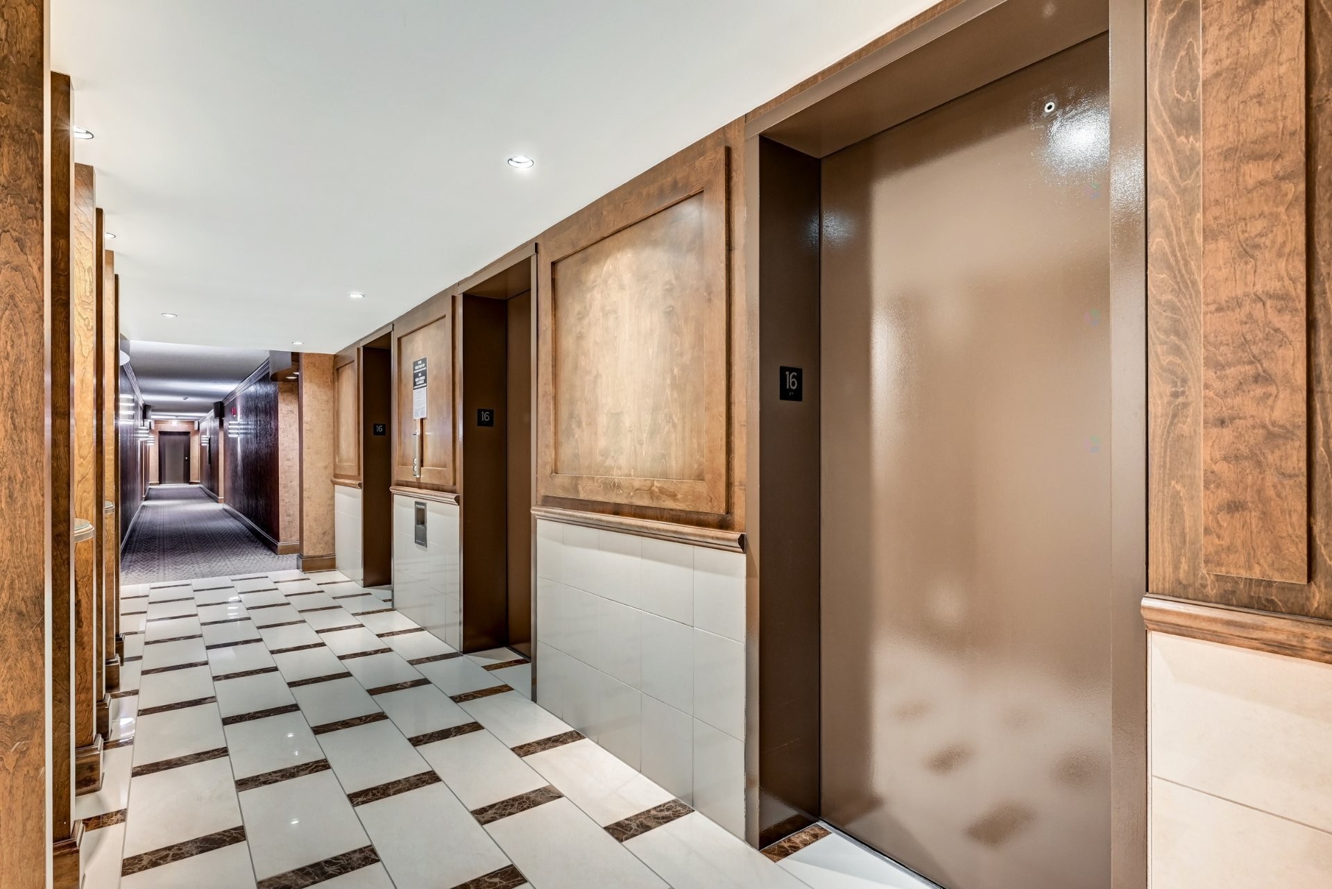 Elevator - 505-5350 Av. Macdonald, Côte-Saint-Luc, QC - Indoor Photo Showing Other Room