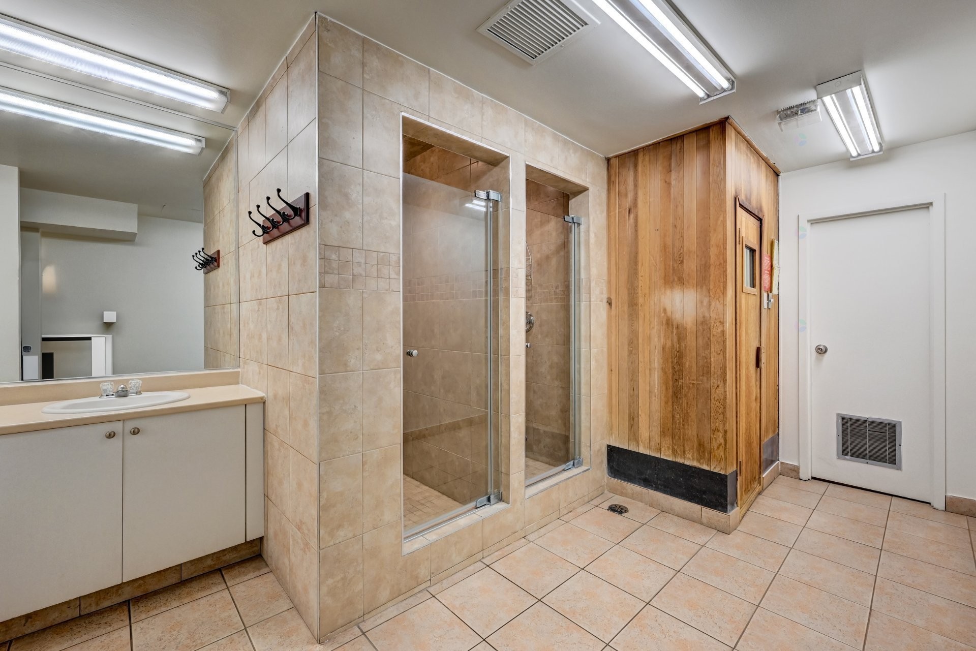 Sauna - 505-5350 Av. Macdonald, Côte-Saint-Luc, QC - Indoor Photo Showing Bathroom