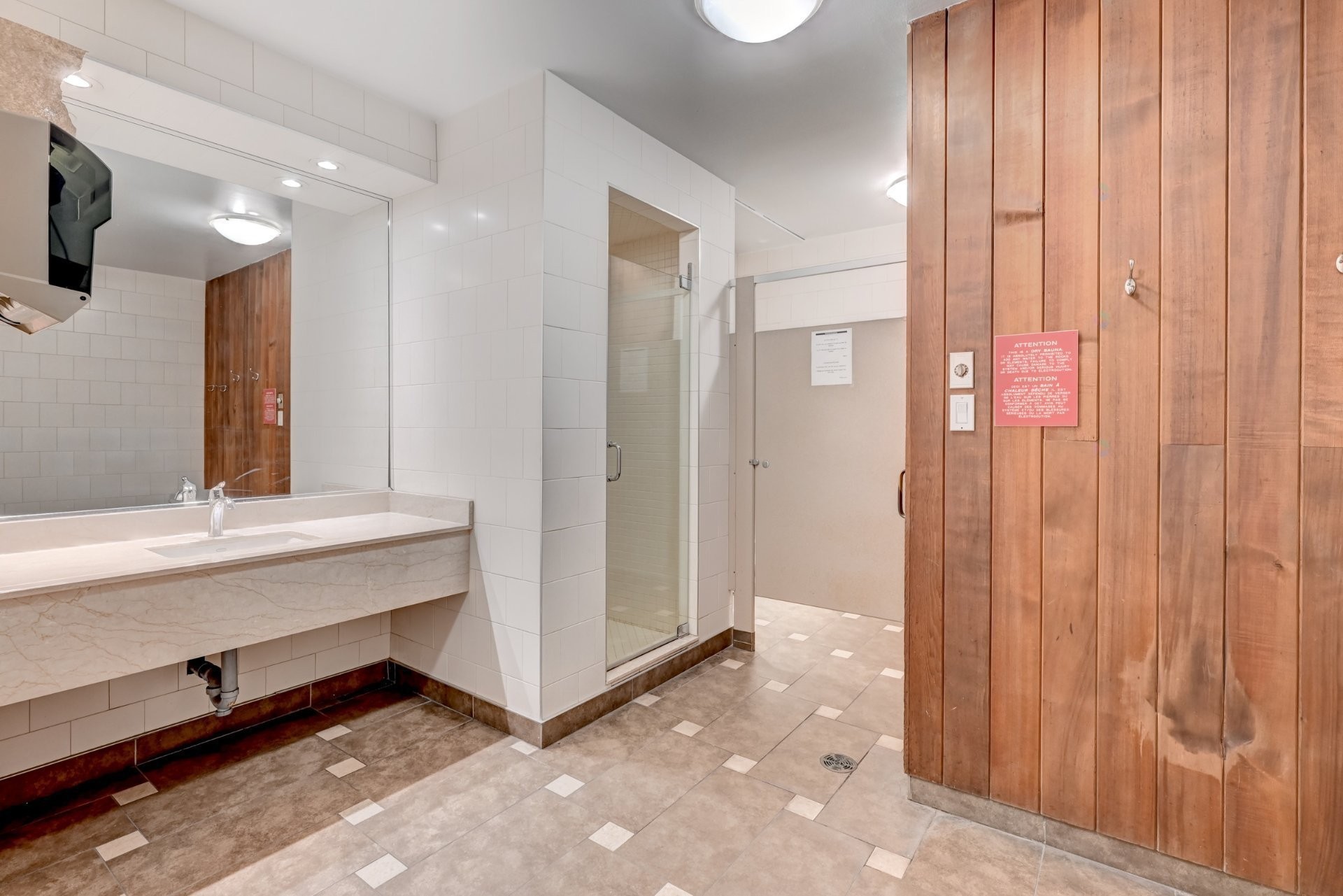 Sauna - 204-5150 Av. Macdonald, Côte-Saint-Luc, QC - Indoor Photo Showing Bathroom