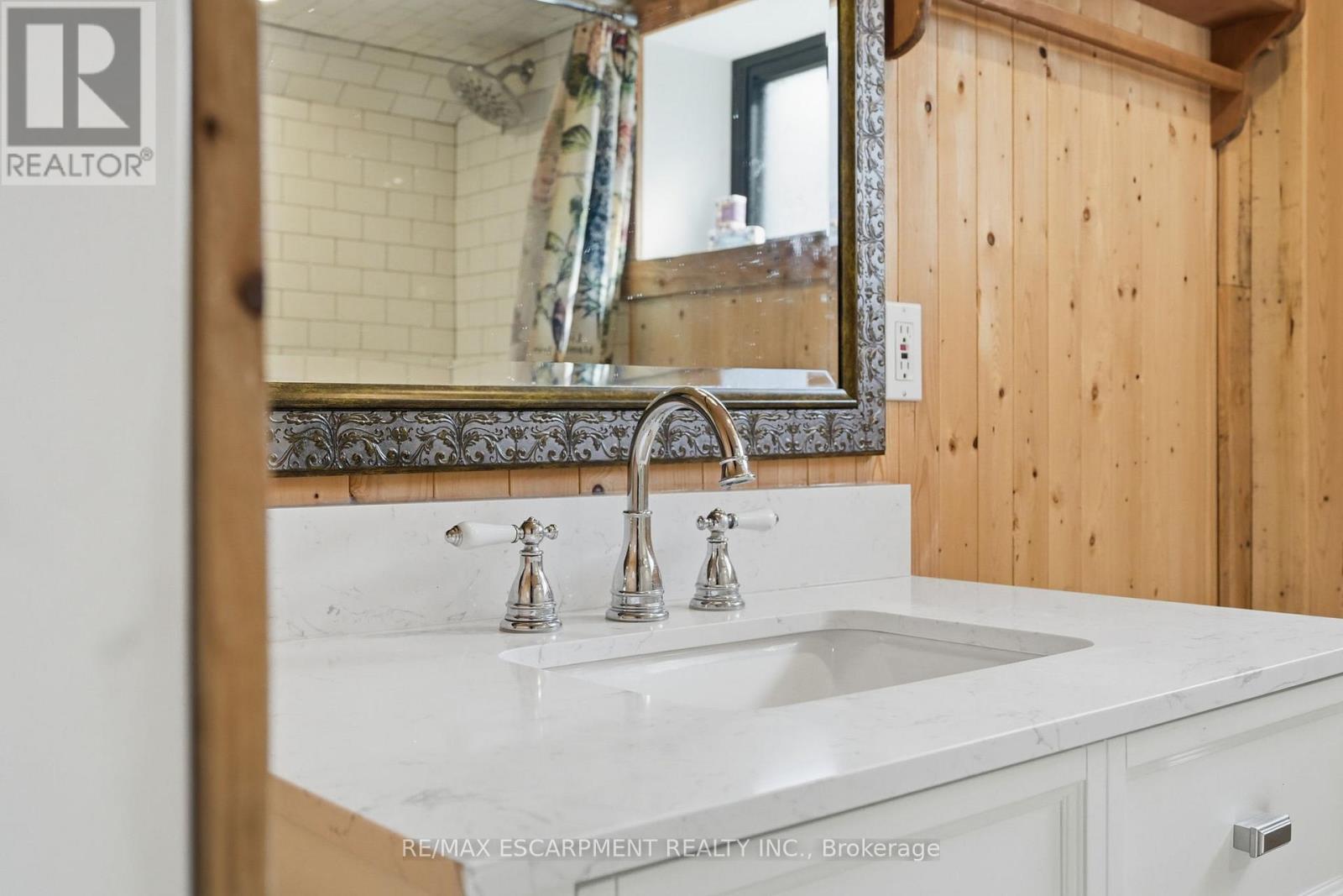 222 Concession 11 E, Hamilton, ON - Indoor Photo Showing Bathroom