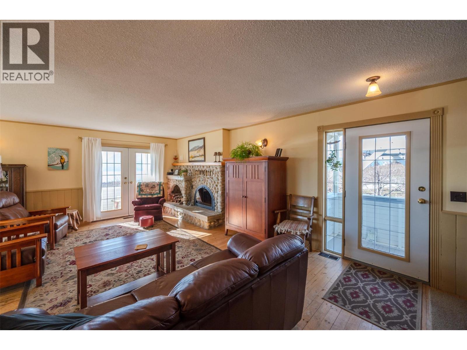 4550 Gulch Road, Naramata, BC - Indoor Photo Showing Living Room