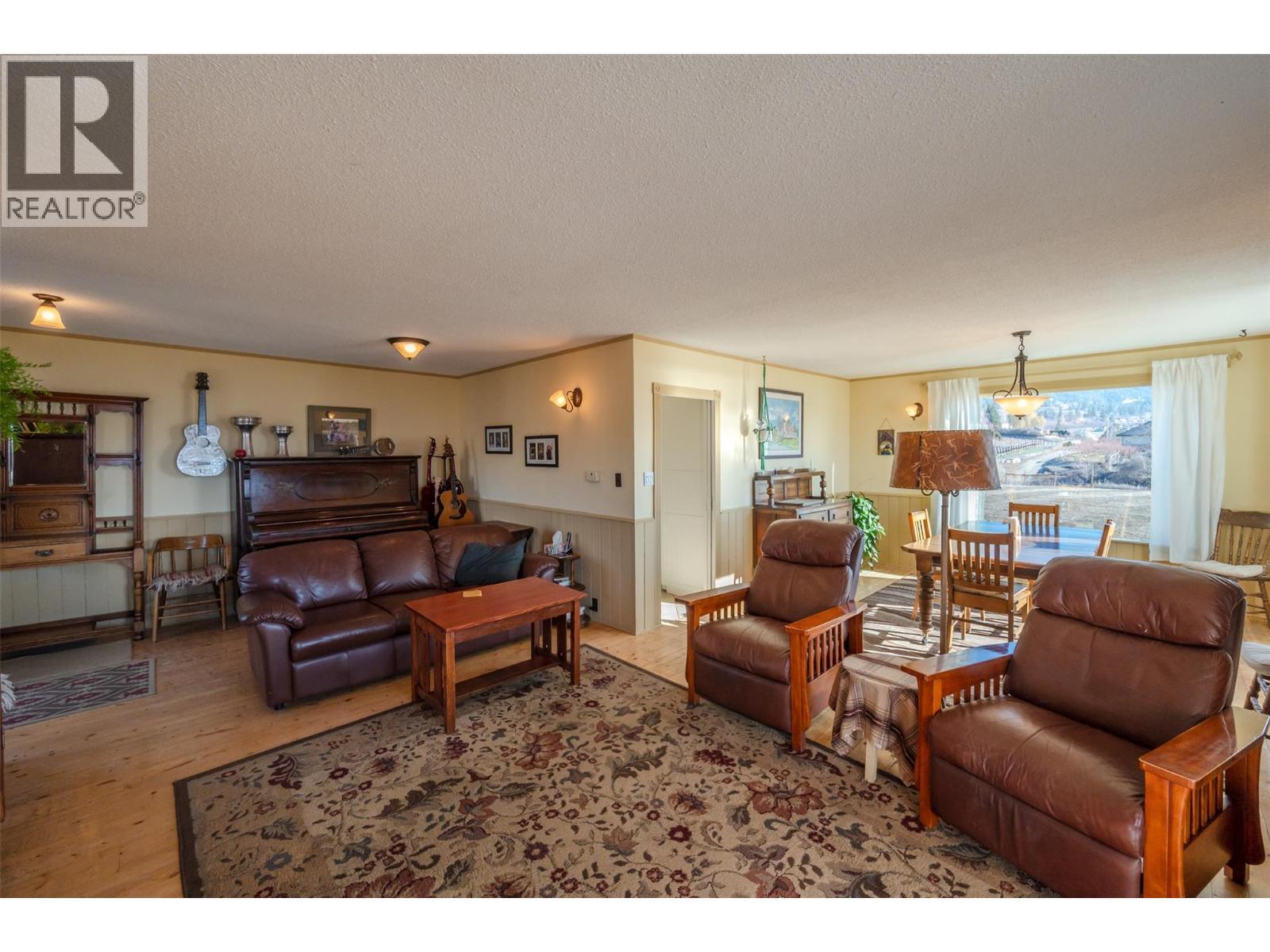 4550 Gulch Road, Naramata, BC - Indoor Photo Showing Living Room