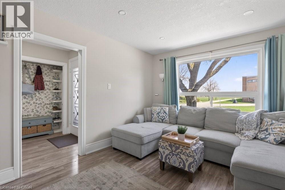 62 Palmer Road, Hamilton, ON - Indoor Photo Showing Living Room