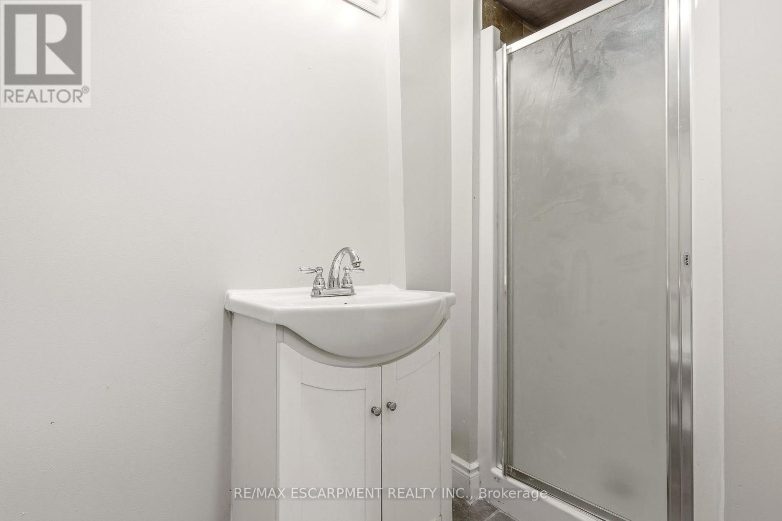 267 Vansitmart Avenue, Hamilton, ON - Indoor Photo Showing Bathroom