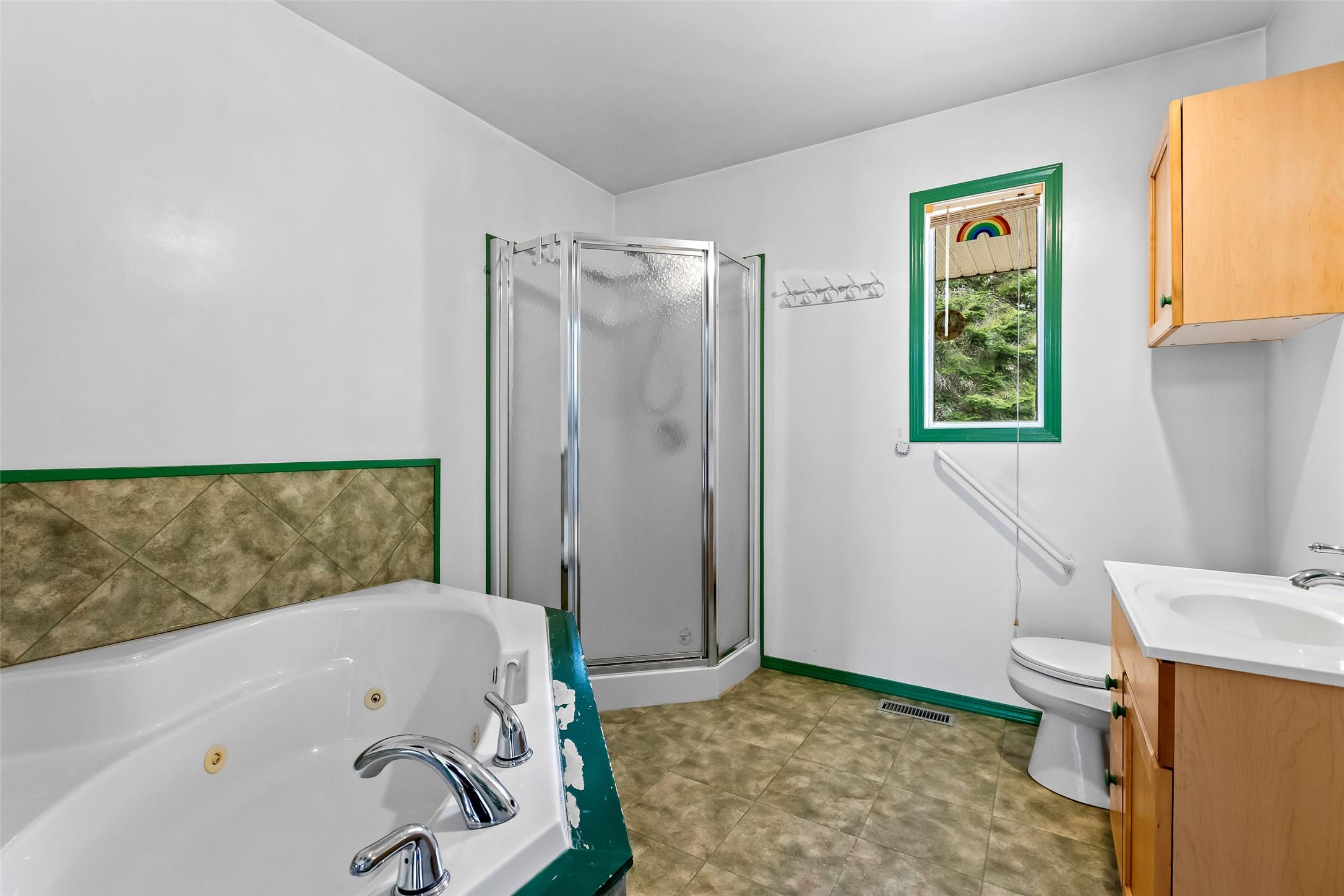 4484 3 Highway, Arrow Creek, BC - Indoor Photo Showing Bathroom
