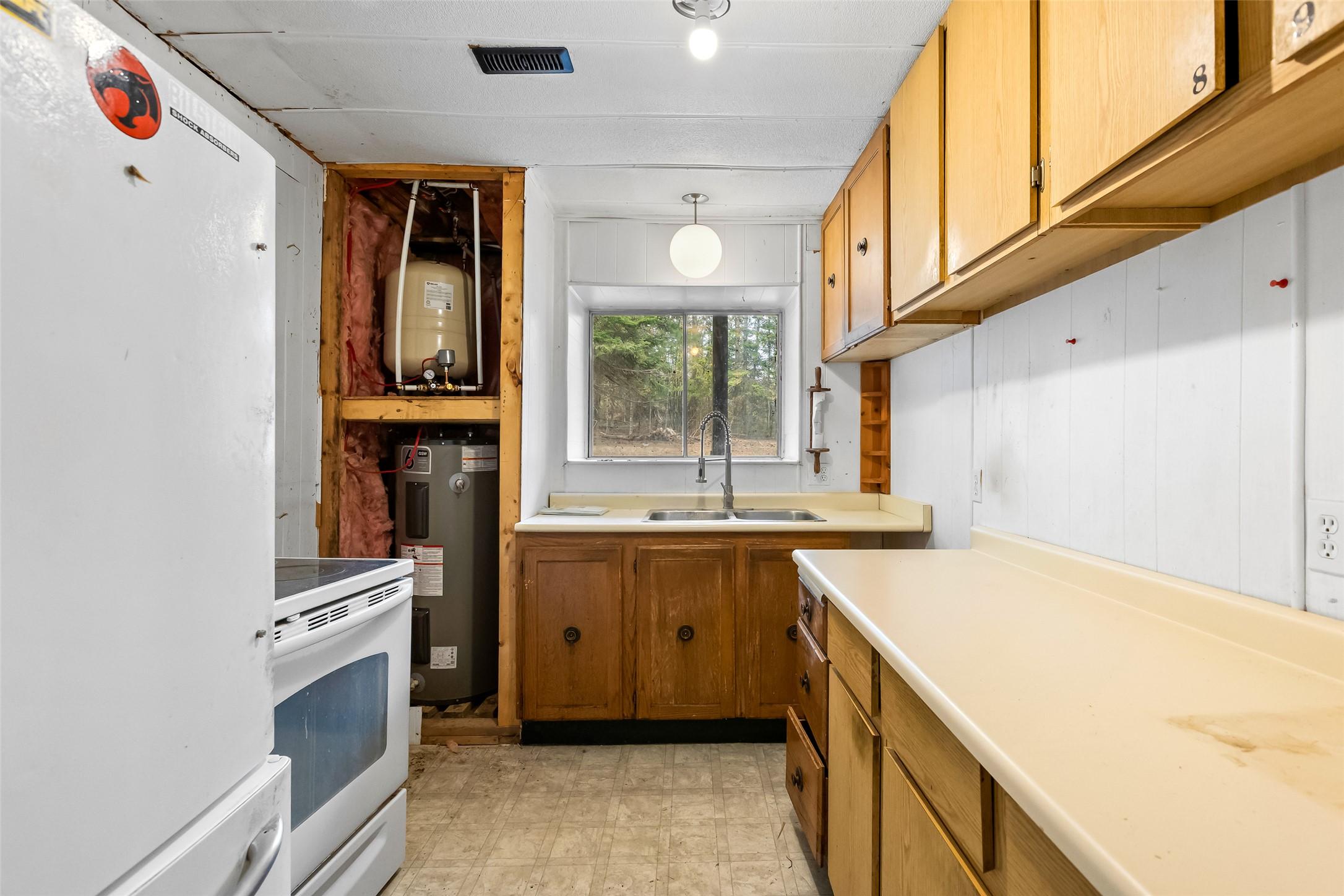 4484 3 Highway, Arrow Creek, BC - Indoor Photo Showing Kitchen With Double Sink