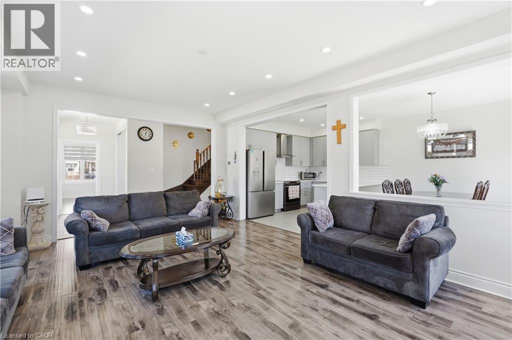 57 Thompson Road, Caledonia, ON - Indoor Photo Showing Living Room
