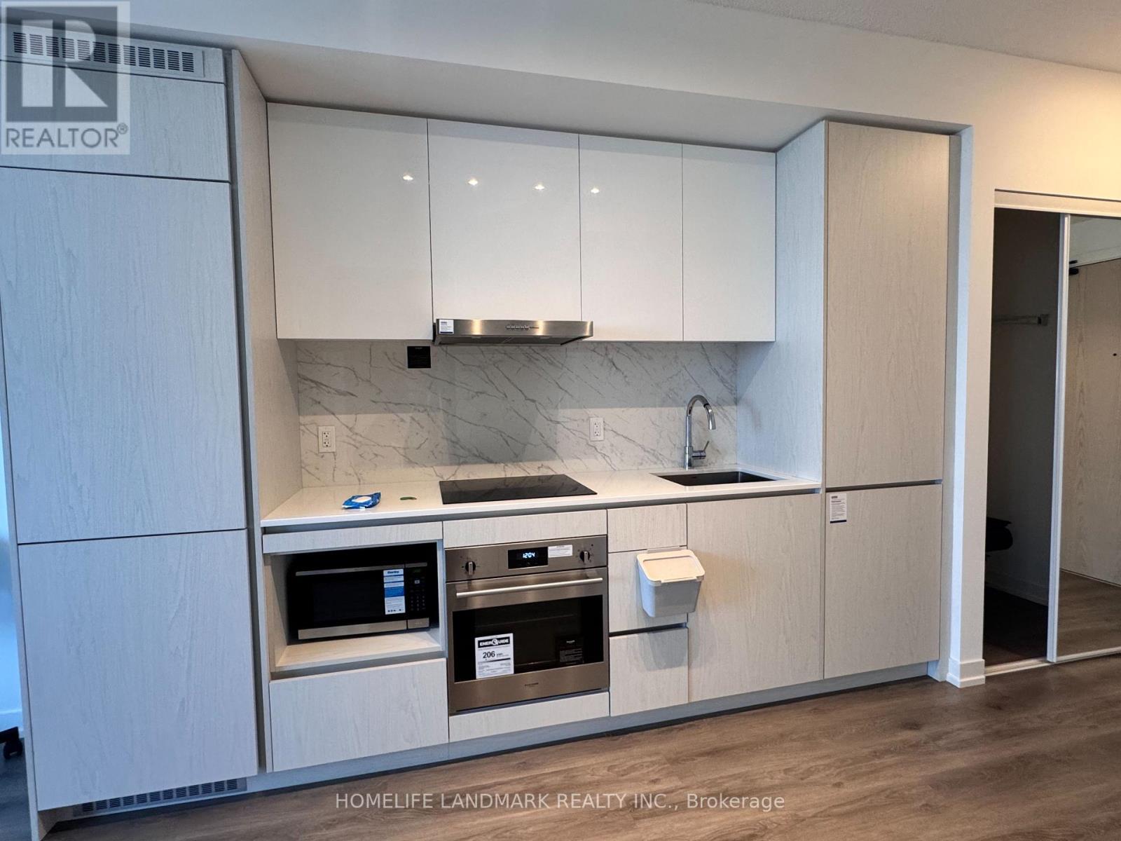 301 - 28 Interchange Way, Vaughan, ON - Indoor Photo Showing Kitchen