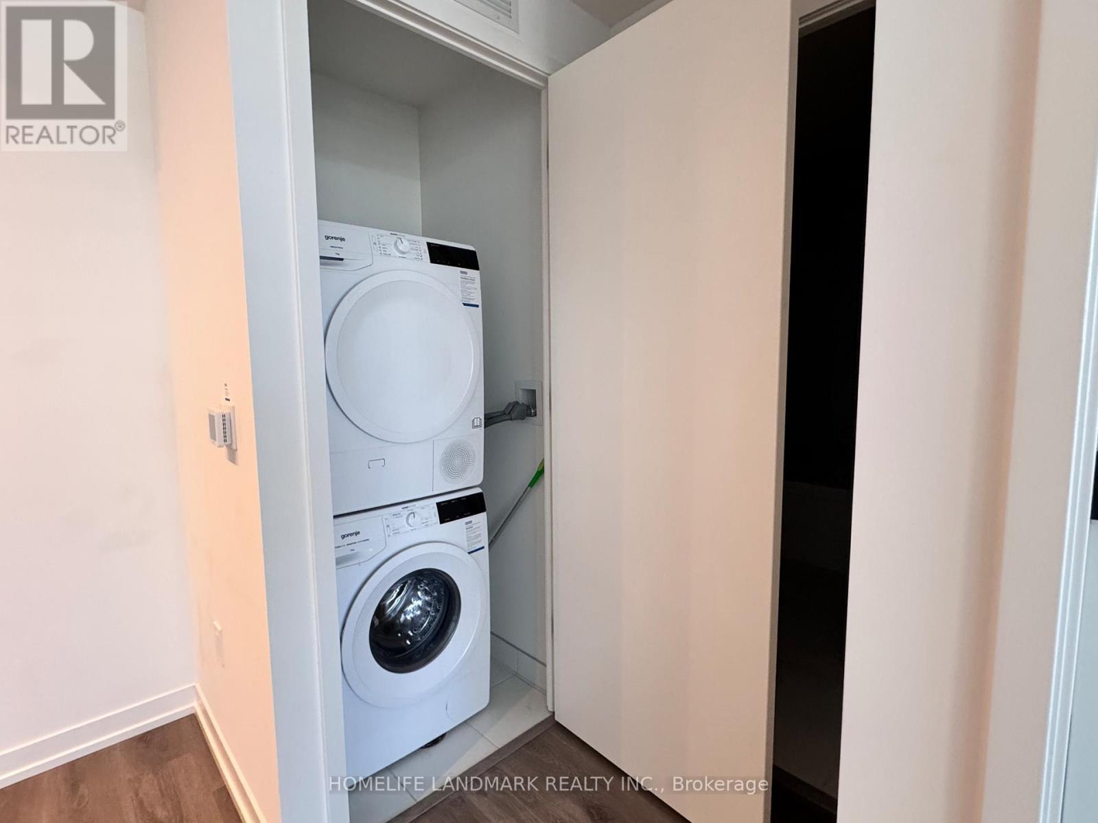 301 - 28 Interchange Way, Vaughan, ON - Indoor Photo Showing Laundry Room