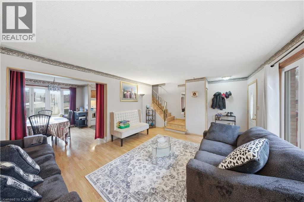 Bright living area with wood-finish flooring - 116 Gainsborough Road, Hamilton, ON - Indoor Photo Showing Living Room