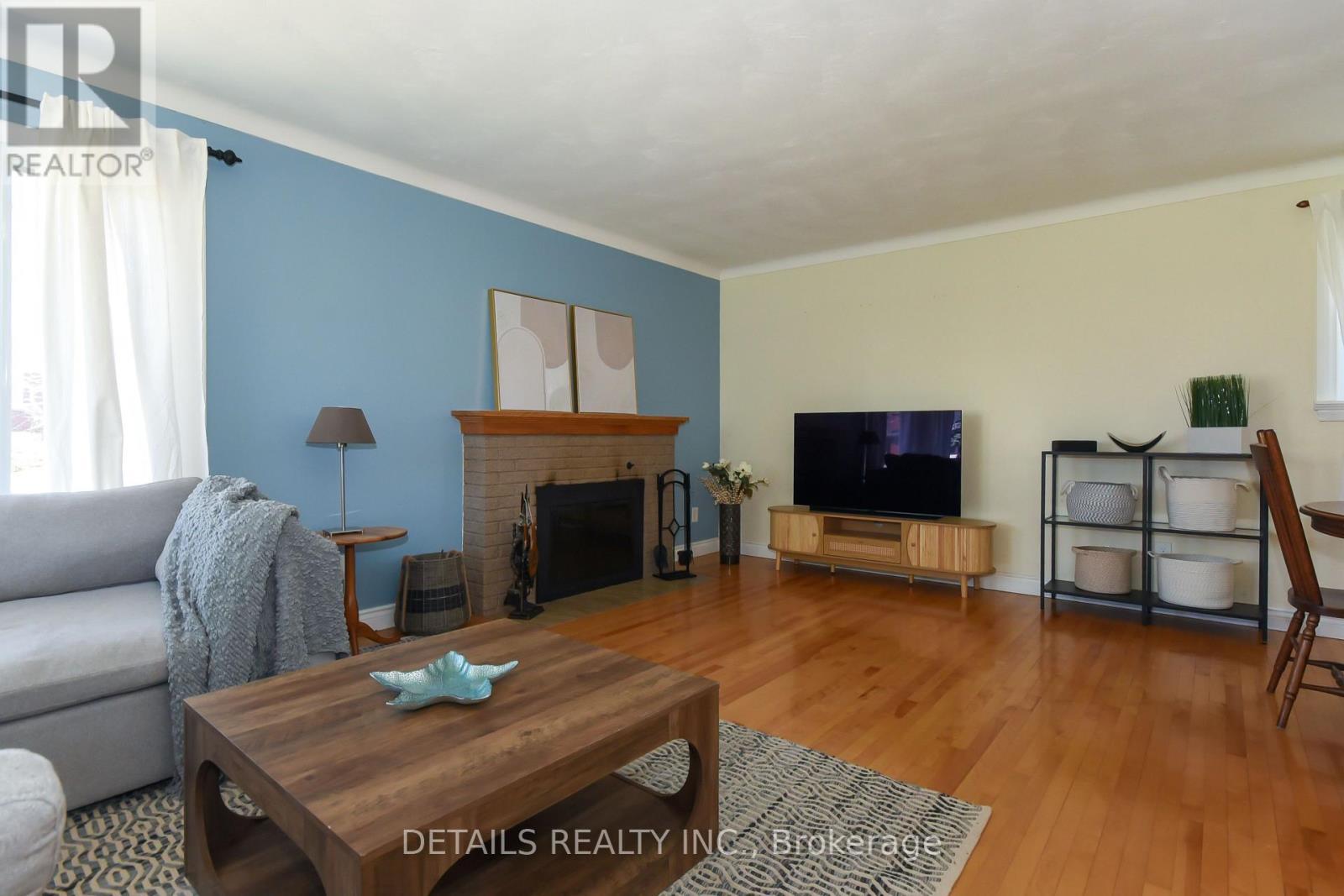 1222 Field Street, Ottawa, ON - Indoor Photo Showing Living Room With Fireplace