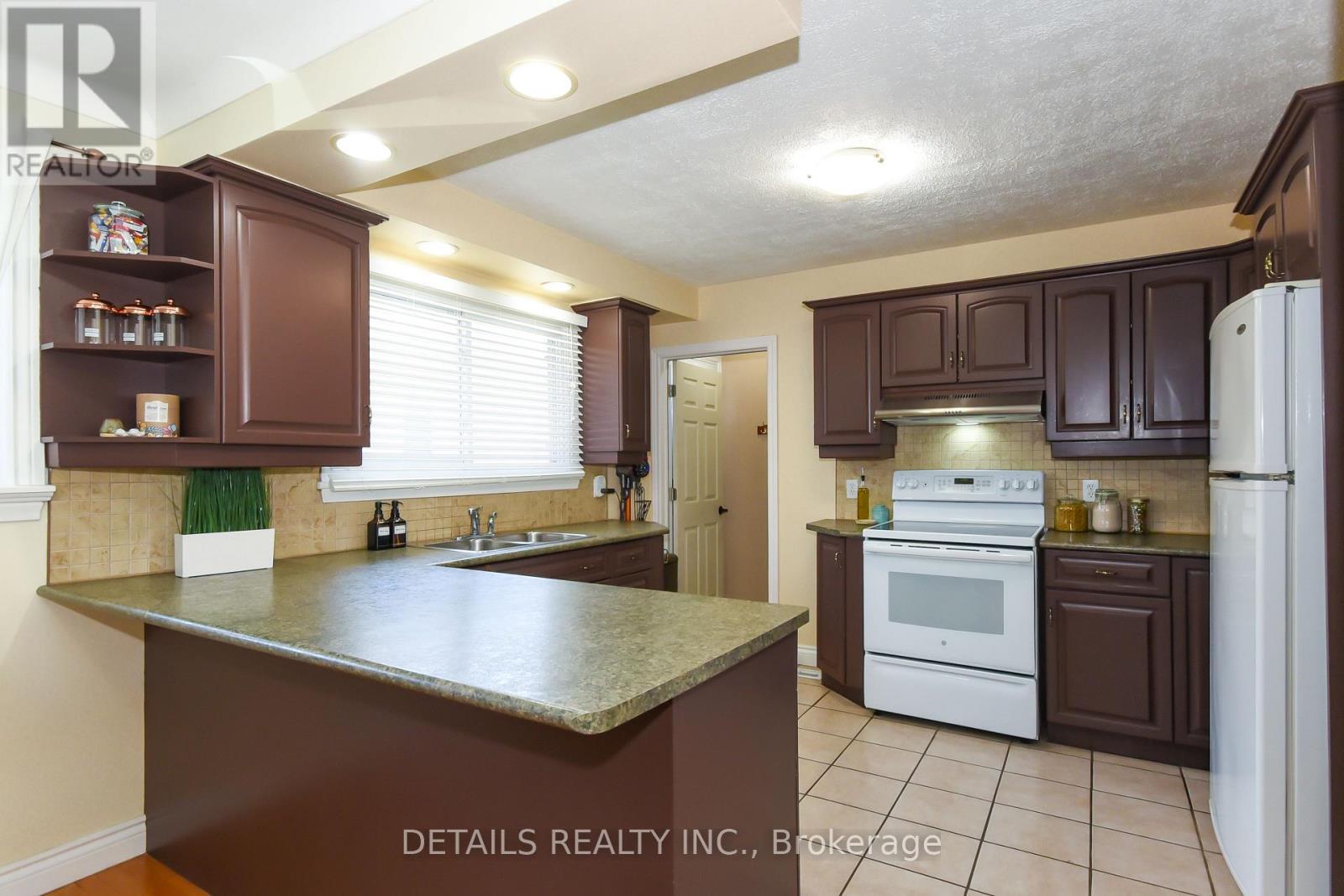 1222 Field Street, Ottawa, ON - Indoor Photo Showing Kitchen With Double Sink
