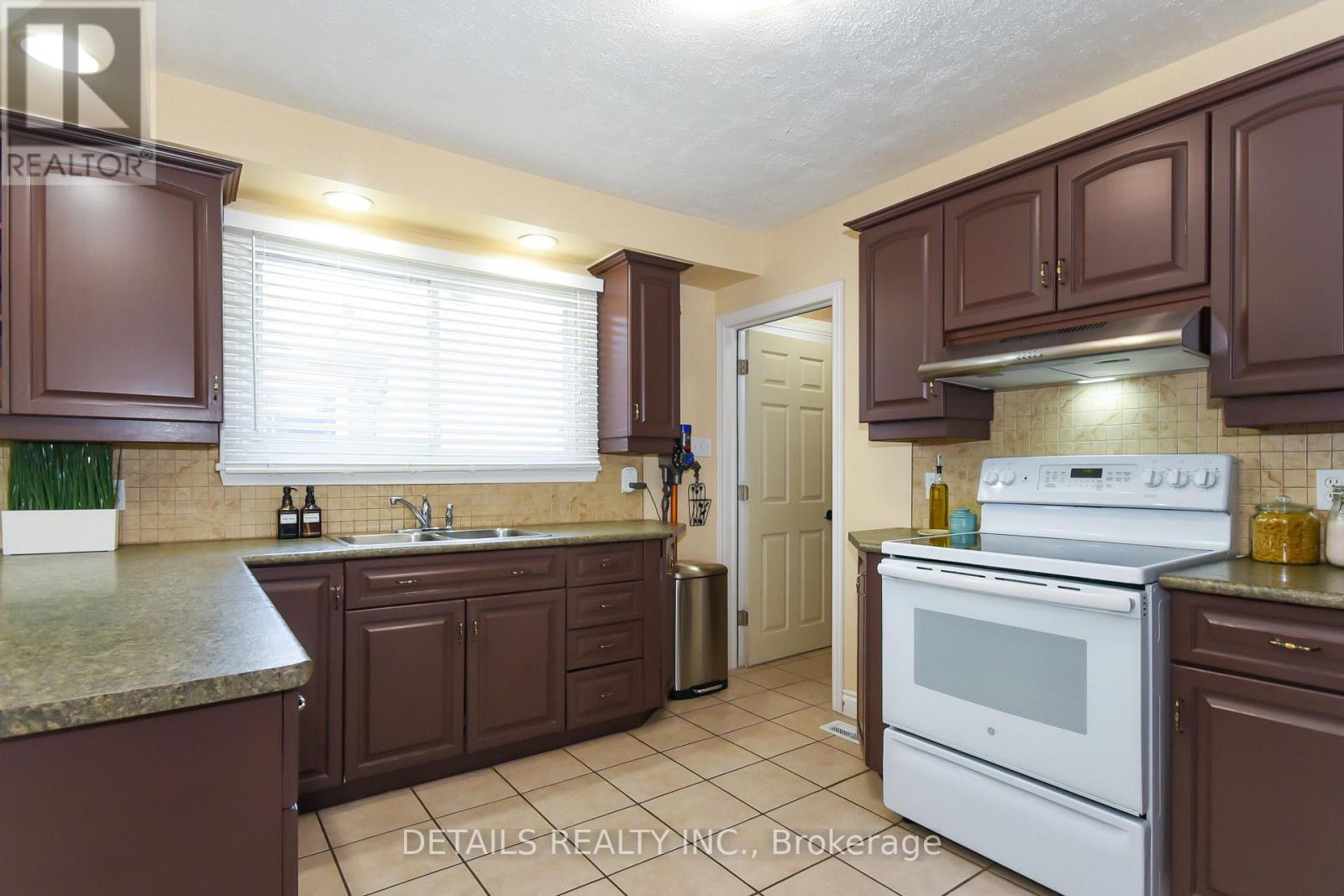 1222 Field Street, Ottawa, ON - Indoor Photo Showing Kitchen With Double Sink