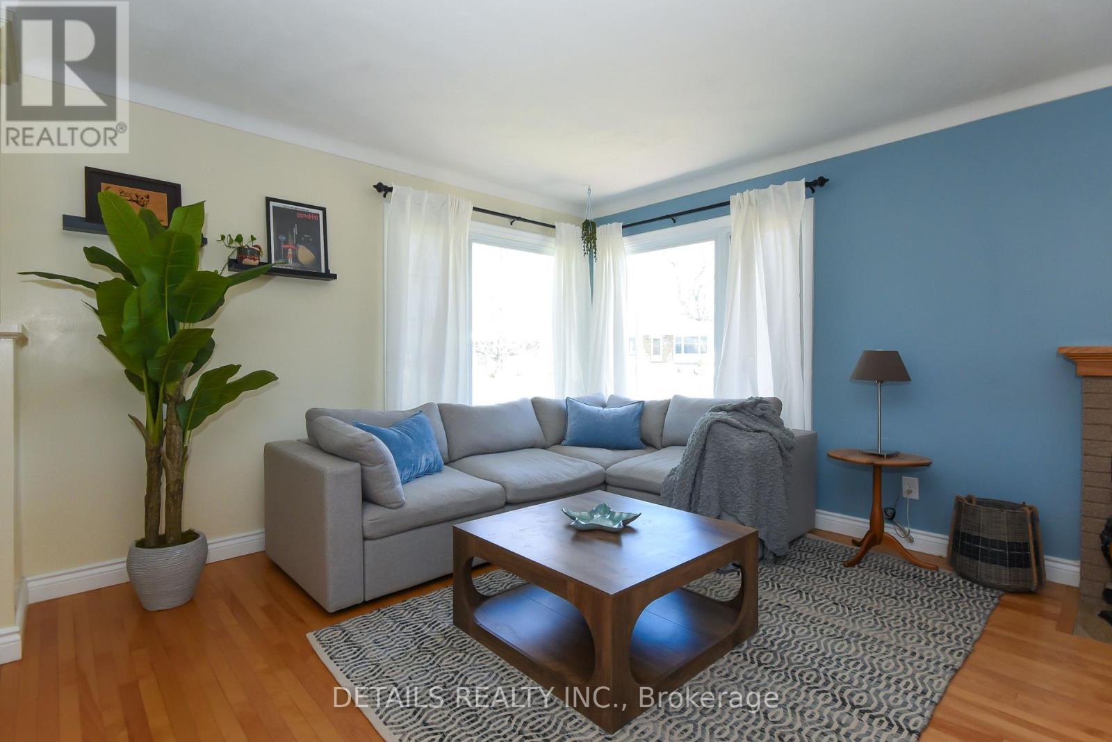 1222 Field Street, Ottawa, ON - Indoor Photo Showing Living Room