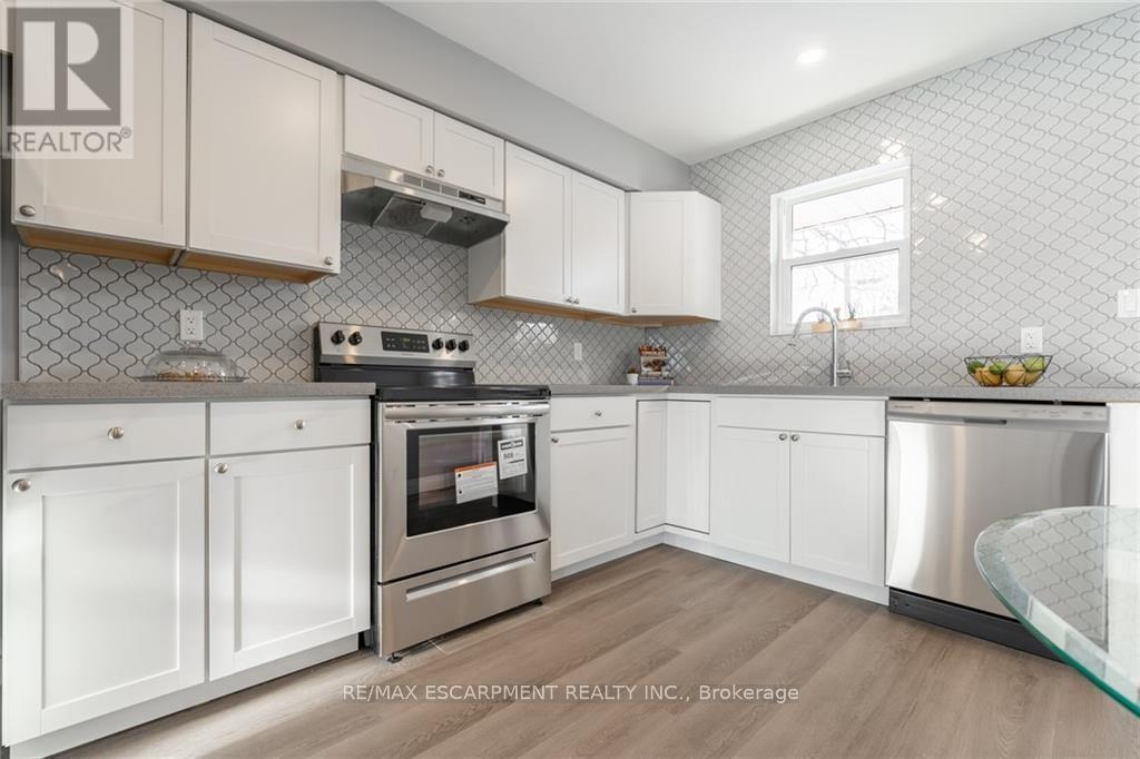 58 Sandalwood Avenue, Hamilton, ON - Indoor Photo Showing Kitchen
