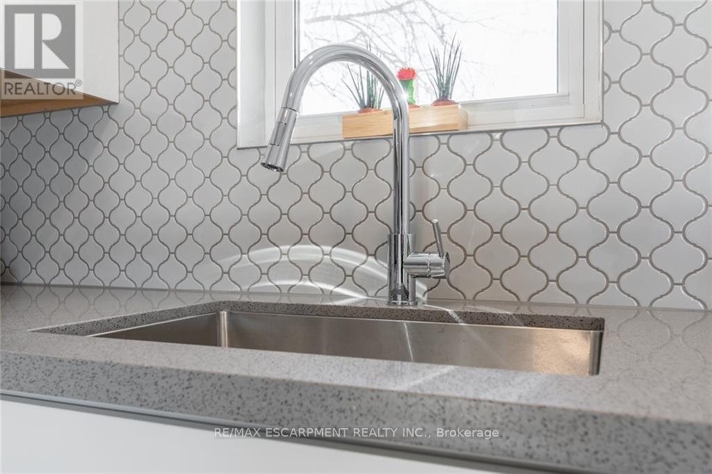 58 Sandalwood Avenue, Hamilton, ON - Indoor Photo Showing Kitchen