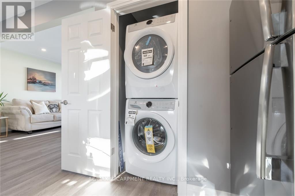 58 Sandalwood Avenue, Hamilton, ON - Indoor Photo Showing Laundry Room