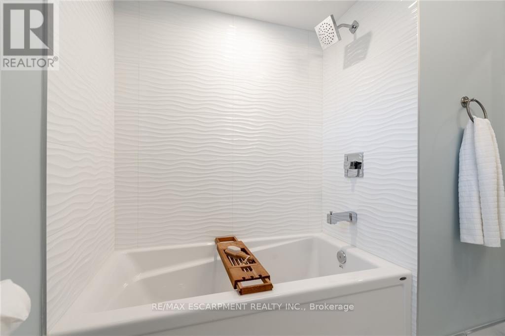 58 Sandalwood Avenue, Hamilton, ON - Indoor Photo Showing Bathroom