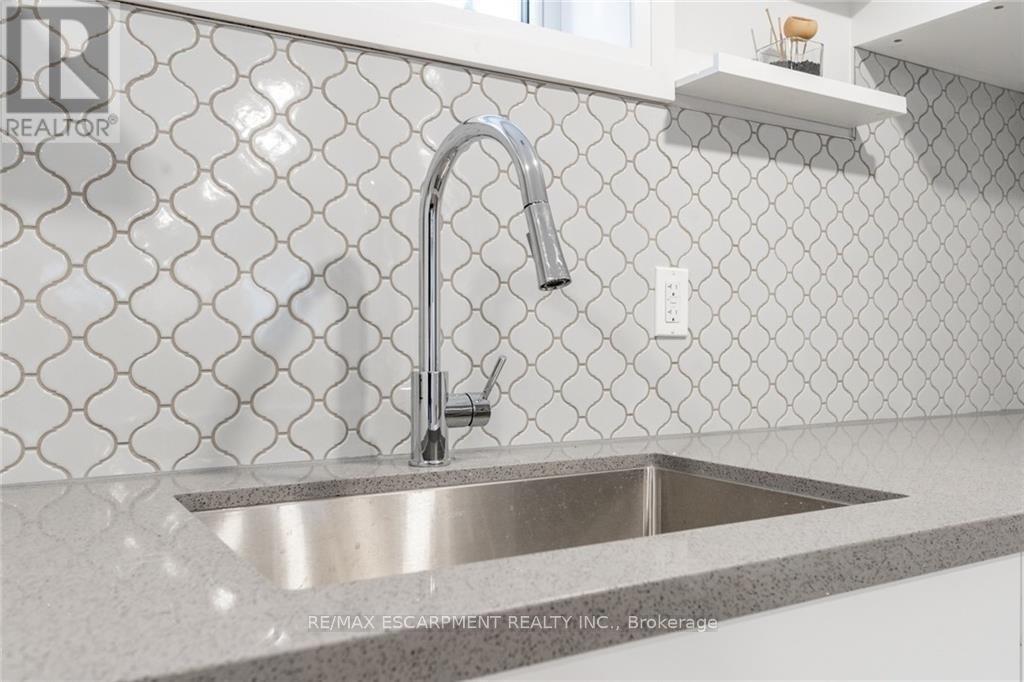 58 Sandalwood Avenue, Hamilton, ON - Indoor Photo Showing Kitchen
